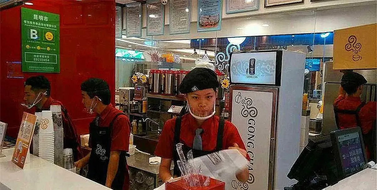 茶饮店店员在吧台制作饮品