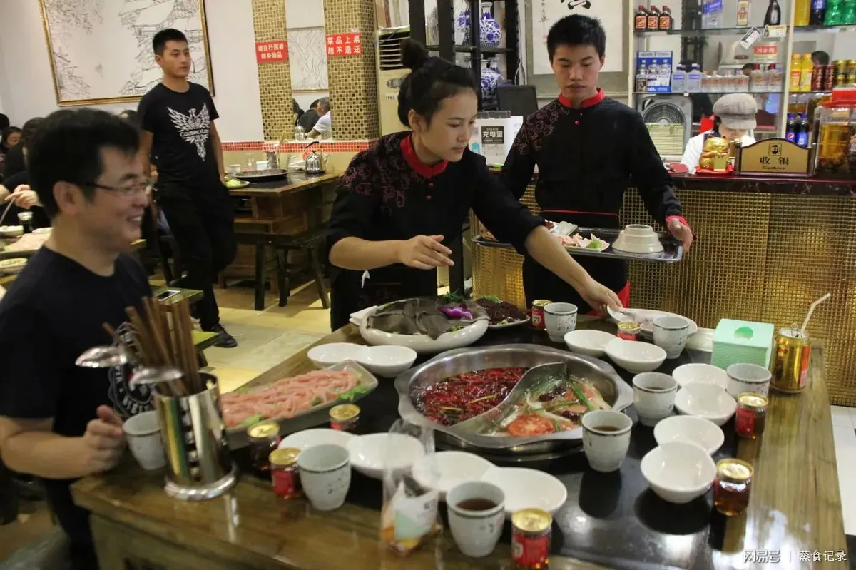 火锅店内顾客围坐餐桌用餐