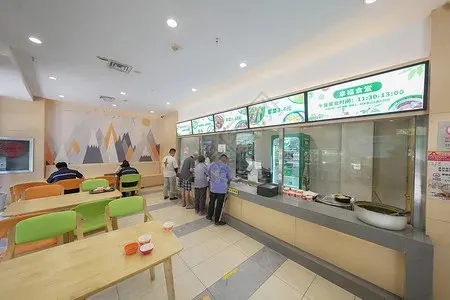 快餐店内顾客在柜台前排队点餐取餐